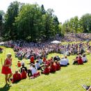Many had gathered in Rosahaugparken for the Royal visit at Nøtterøy (Photo: Håkon Mosvold Larsen / NTB scanpix)